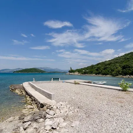 Gusti - Two-bedroom With Balcony And Sea View Apartment