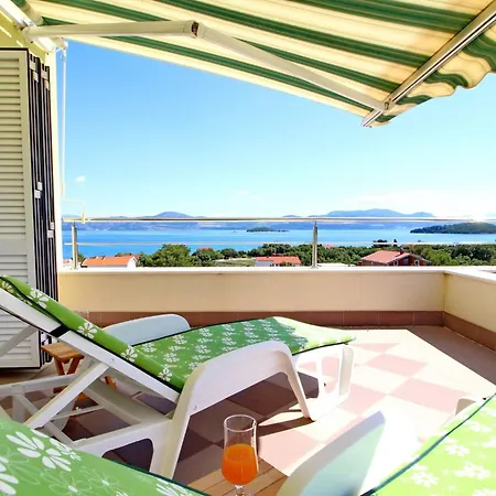 아파트 Gusti - Two-bedroom With Balcony And Sea View *