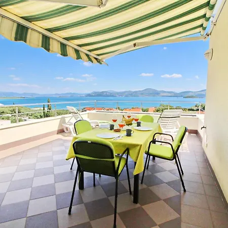 Gusti - Two-bedroom With Balcony And Sea View 아파트