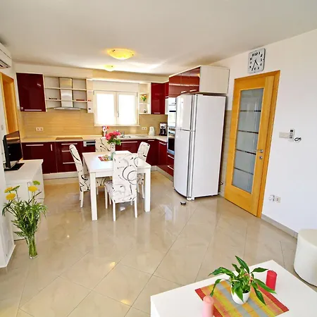 Gusti - Two-bedroom With Balcony And Sea View 아파트 *