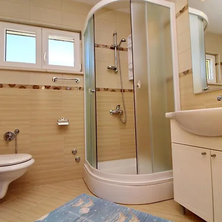 Gusti - Two-bedroom With Balcony And Sea View