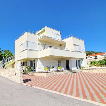 Gusti - Two-bedroom With Balcony And Sea View Apartament Drače